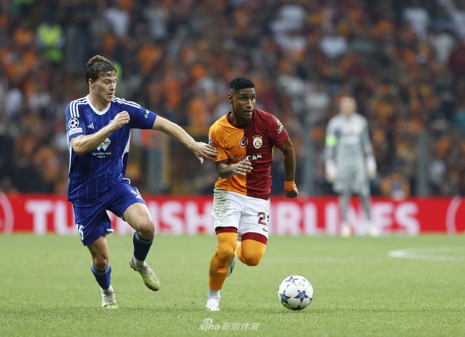 凯文·杜兰特脚踝严重受伤 对阵火箭赛后步履蹒跚返回更衣室.