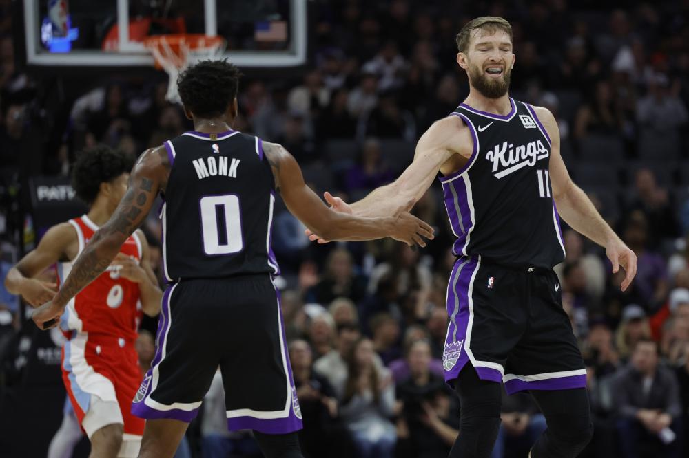 凯文·杜兰特脚踝严重受伤 对阵火箭赛后步履蹒跚返回更衣室.